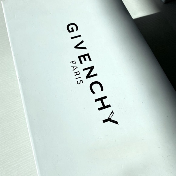 Givenchy - Picture 4 of 6